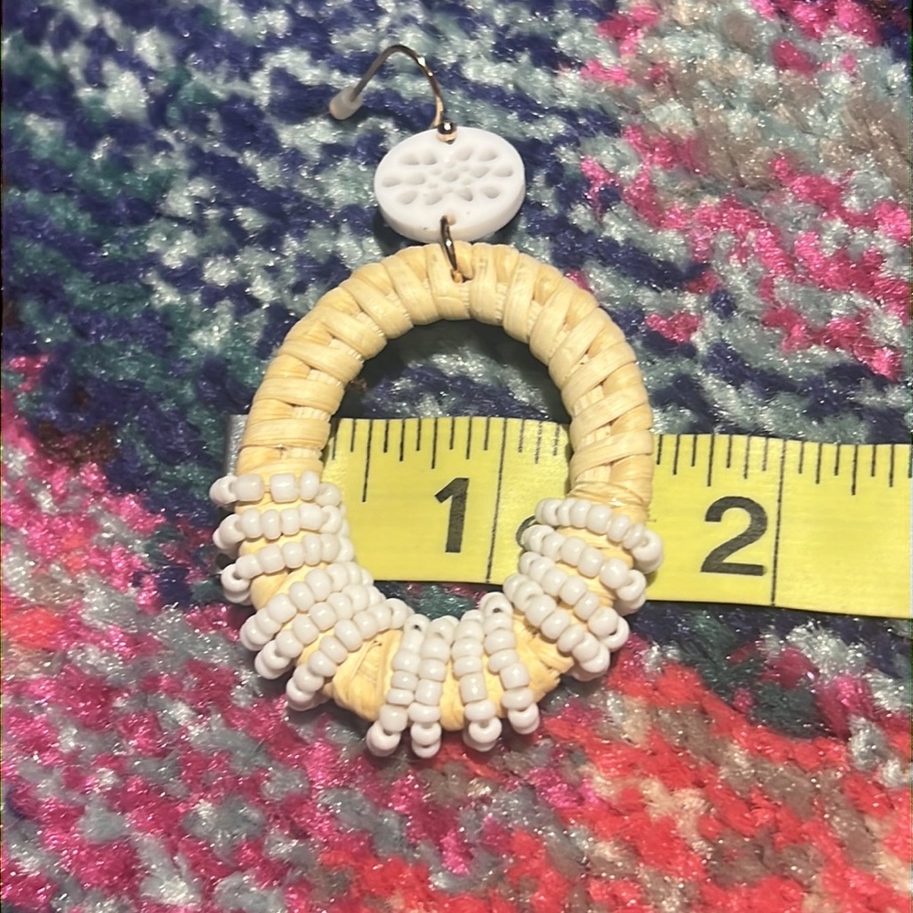 Wicker dangly earrings with white beads - Picture 3 of 4